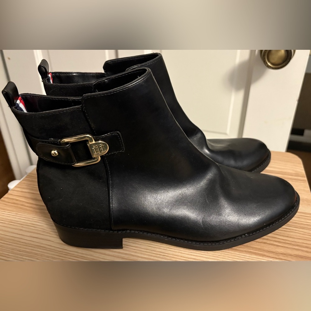 Tommy Hilfiger Women’s Black Leather Ankle Boots w/ Gold Buckle 9.5M